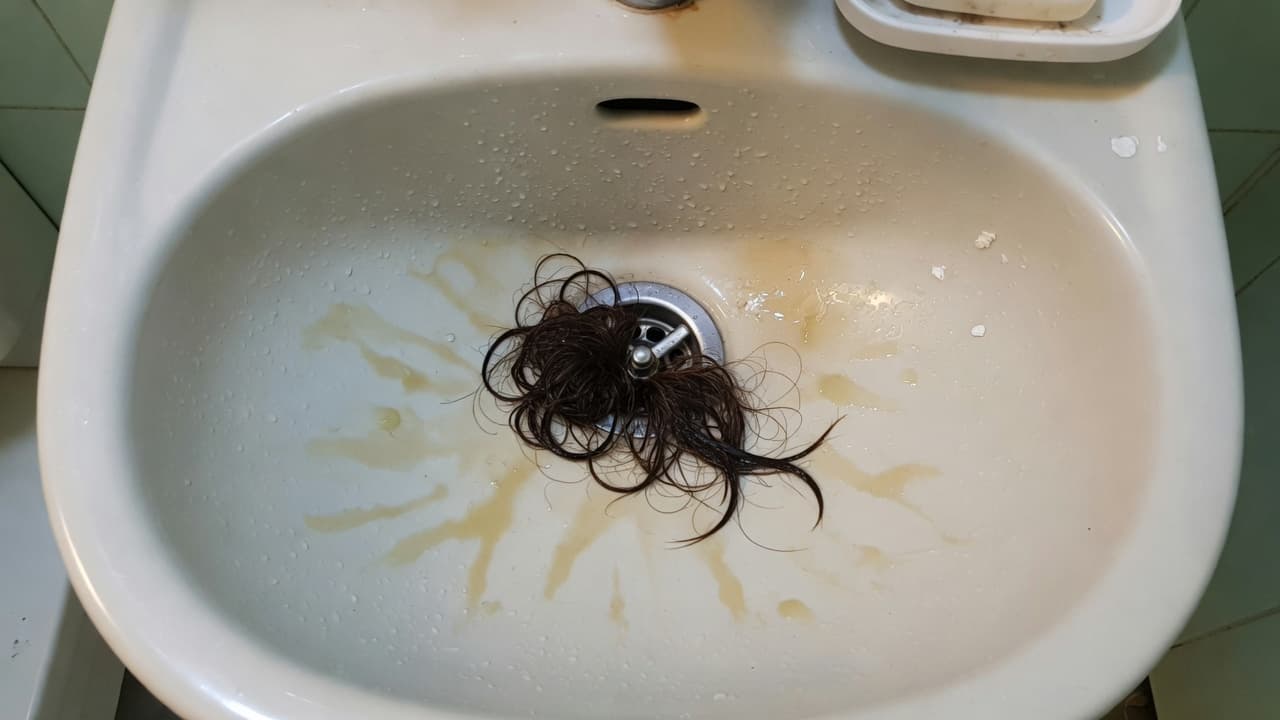 세면대·욕조 배수 느릴 때, 왜 생기고 어떻게 안전하게 풀까 대표 이미지